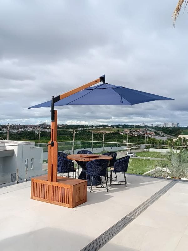 Varanda com vista — ombrelone azul