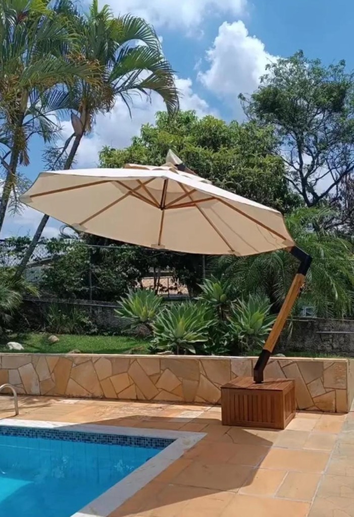 Piscina residencial — ombrelone redondo